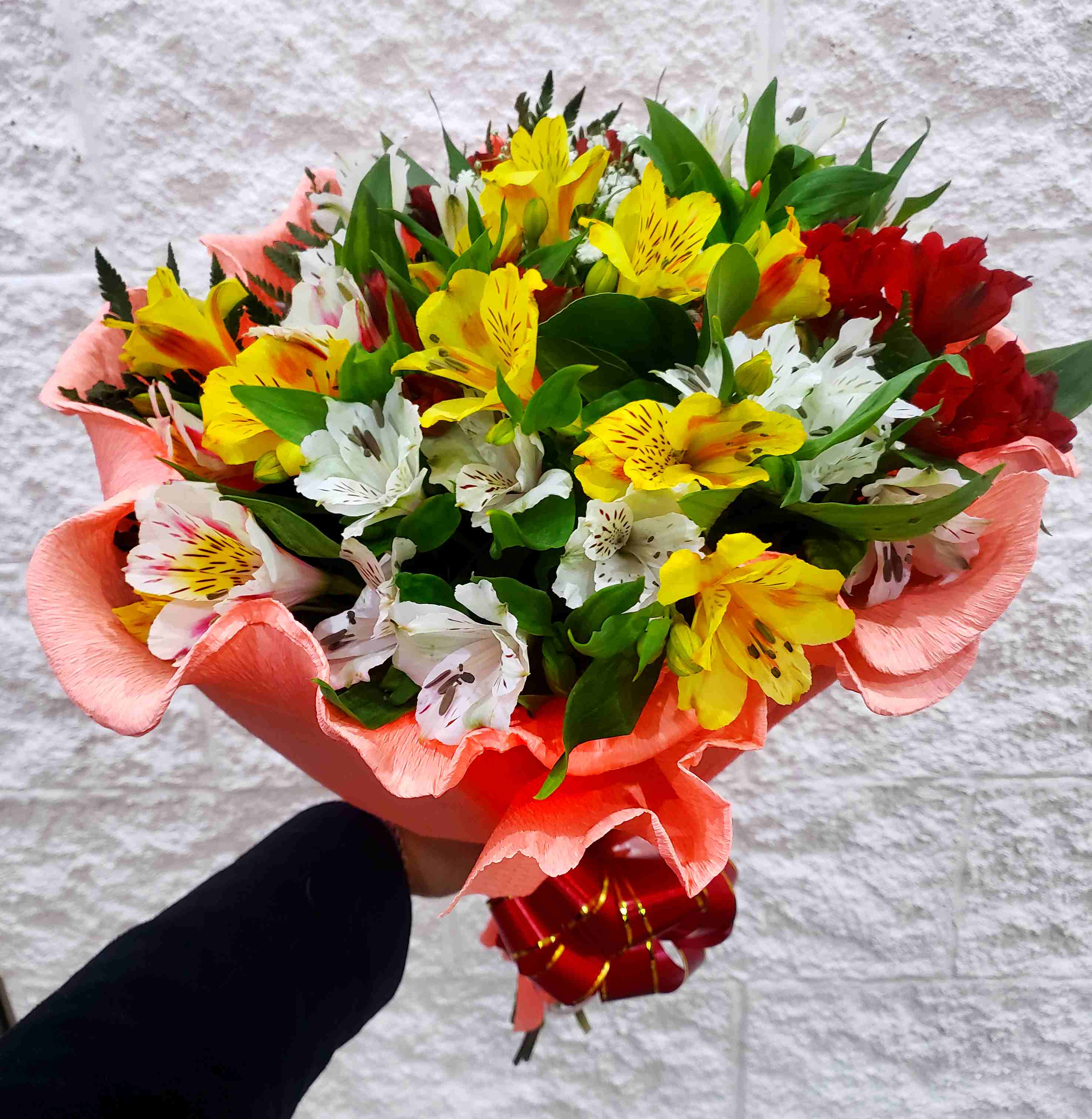 Envio y venta de flores ,rosas, plantas,arreglos florales ,regalos y desayunos a domicilio con delivery gratis en la Ciudad Autonoma de Buenos Aires y con costo de env�o en localidades del Gran Buenos Aires asi como delivery de flores y plantas a trav�s de florerias asociadas en todas las provincias de la Argentina, Buenos Aires, la Pampa, Tucuman, La Rioja, R�o Negro, Entre Rios, Corrientes, Misiones, Neuquen, Chubut, Tierra del Fuego, Santa Cruz, San Luis, Mendoza, Cordoba, Jujuy, Formosa, Santiago del Estero, Salta, Chaco, Catamarca ,San Juan, y ademas realizamos el delivery de flores ,coronas,palmas , plantas y regalos a todas las ciudades de Argentina, Mar del Plata, C�rdoba, Buenos Aires, con cargo en Santa Rosa, La Plata, Bella Vista, Neuquen, Pilar, Paran�, Posadas, Resistencia, Cipolleti y mas de 300 ciudades y localidades en todo el territorio de nuestro pa�s, asi como tambien tenemos la posibilidad de enviar flores a casi todo el mundo en cuestion de horas